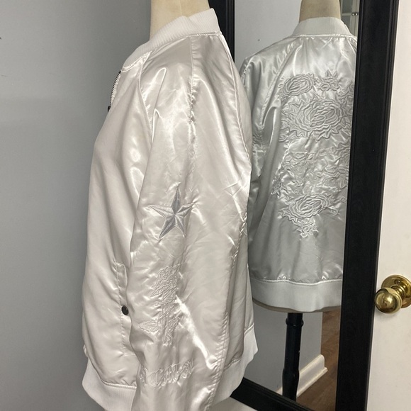 GUESS LOS ANGELES WHITE SATIN EMBROIDERED SKULL AND ROSES POM FULL ZIP JACKET - Picture 2 of 13